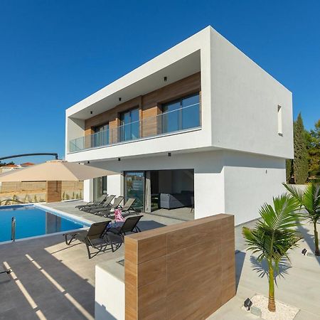 Villa Andre, Walking Distance To Coral Bay Пея Екстериор снимка