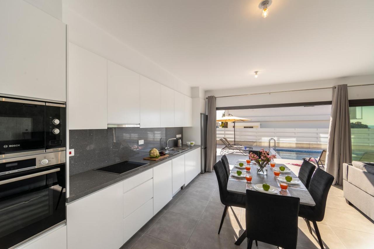 Villa Andre, Walking Distance To Coral Bay Пея Екстериор снимка